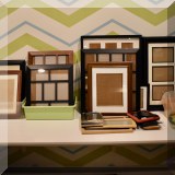 D06. Picture frames. 